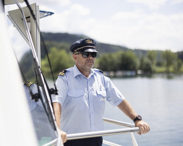 Schiffsführer Marco Iten steht auf dem Führerstand und blickt über den See