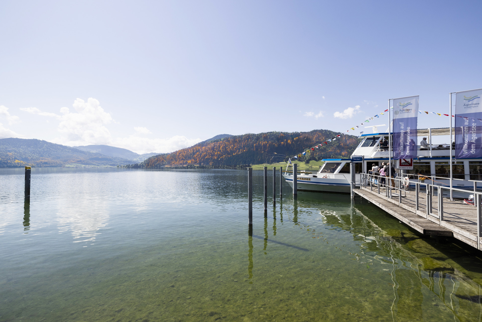 Herbst am Steg Unterägeri mit angelegtem Schiff an der Anlegestelle