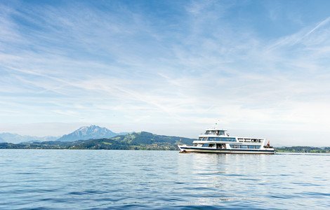 Schiff fahrend auf dem See Schiff fahrend auf dem See