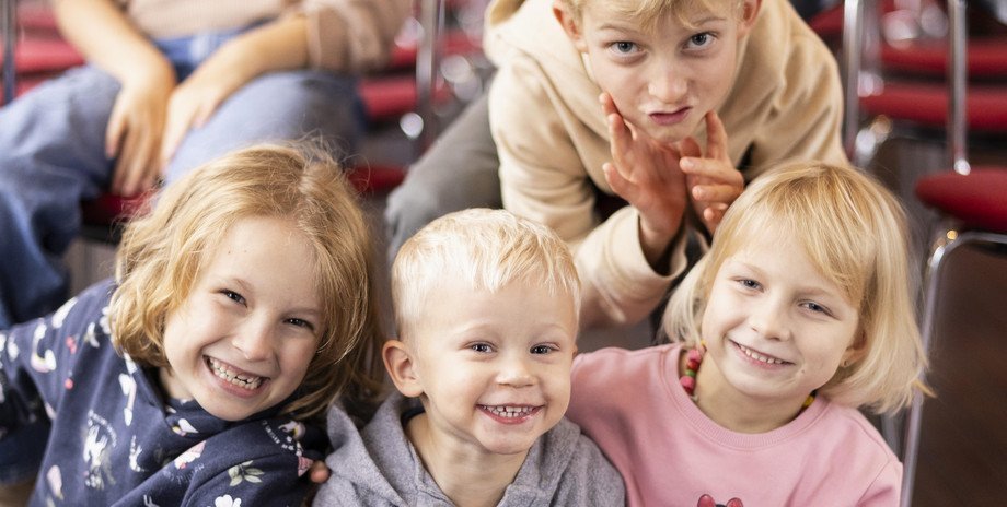 Familienabenteuer auf dem See Gruppe von Kindern am Grimassenschneiden