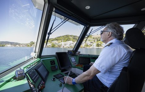 Kapitän am Steuer der E-MS Ägerisee