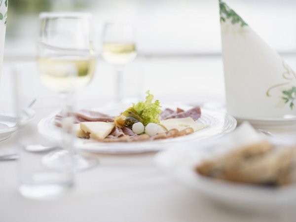 Table set with wine glasses and aperitif plate