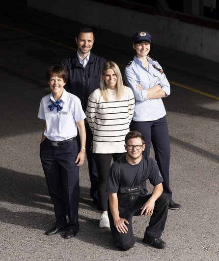 Gruppenbild von ZVB Mitarbeitern in verschiedenen Arbeitsbereichen