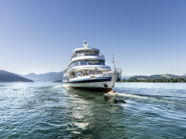 Motorschiff Zug fahrend auf dem See