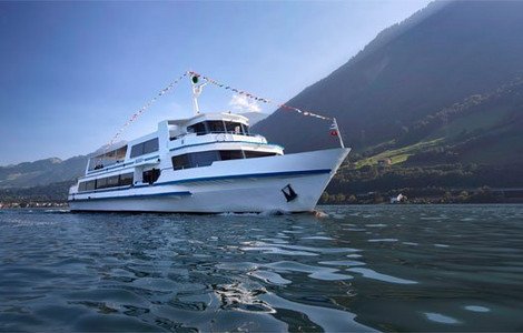 MS Rigi im Sommer Motorschiff Rigi fahrend auf dem See mit Seeufer im Hintergrund