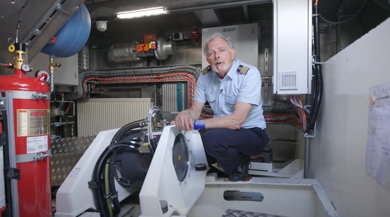 Kapitän Benjamin Schacht zeigt den Motorenraum