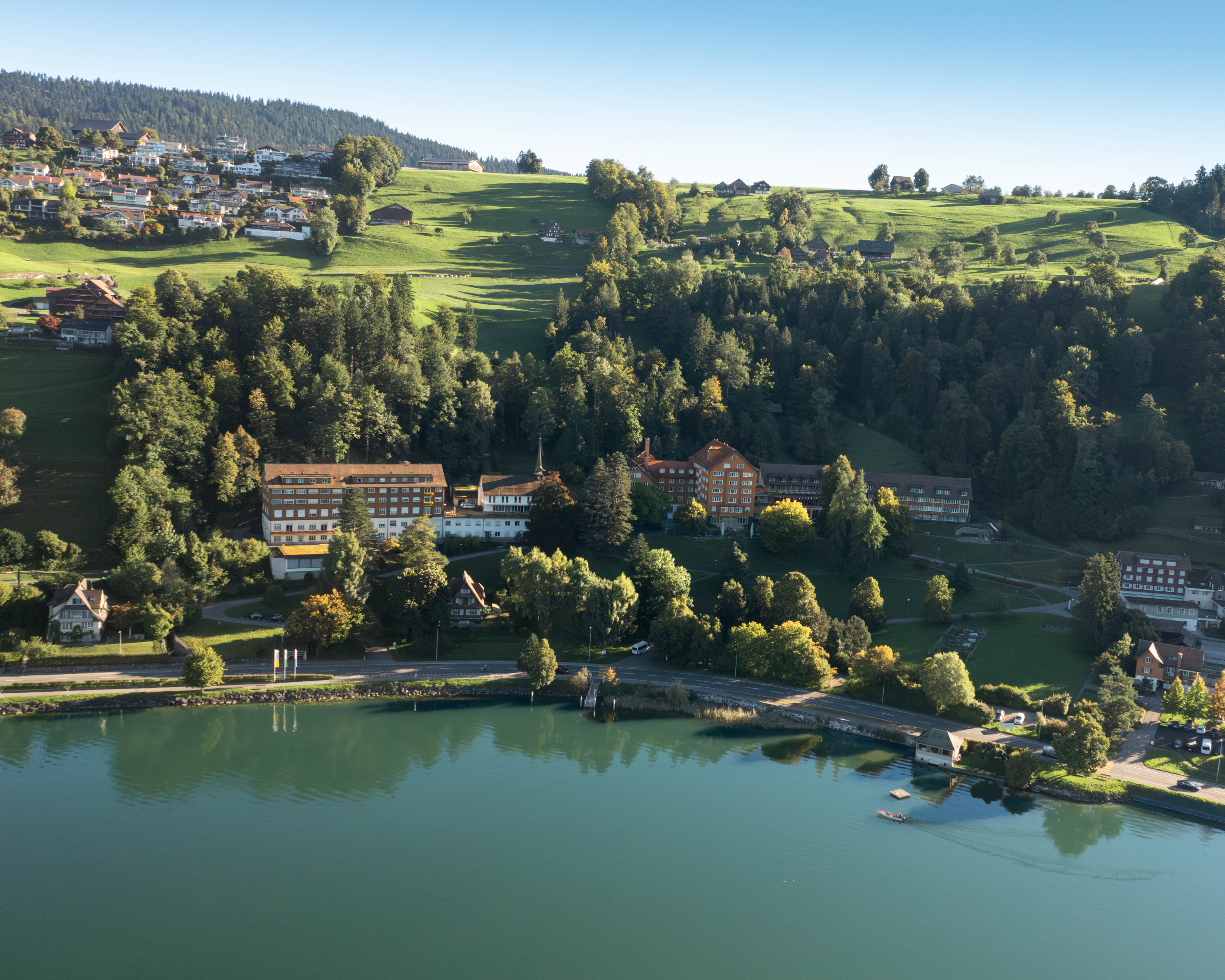 Blick auf das Hotel Ländli mit Seeanstoss aus der Vogelperspektive 