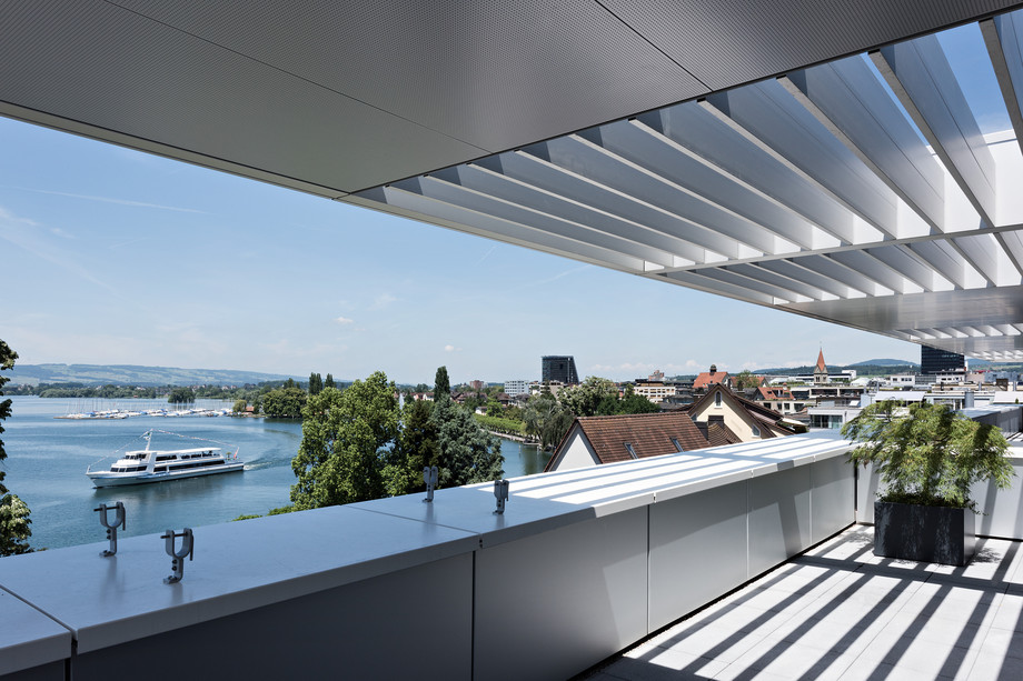 Zuger Kantonalbank Terrasse Ausblick von einer Terrasse auf den See mit dem Schiff
